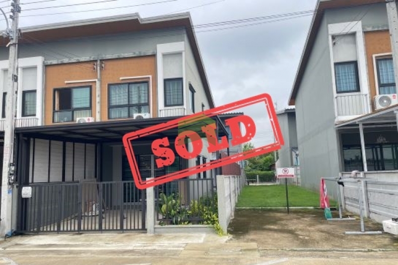 หมู่บ้าน เทอร์ร่าวิลล์ ลาดหลุมแก้ว TERRA VILLE LADLUMKAEW ขายด่วน ทาวน์เฮ้าส์ 2 ชั้น เนื้อที่ 24.30 ตร.ว แปลงริม ทำเลดี ราคาต่อรองได้ พร้อมอยู่