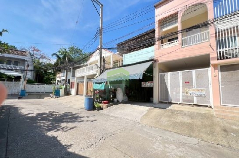 ขายทาวน์เฮ้าส์ทำเลศักยภาพ หมู่บ้านเสียงสนนิเวศน์ สุขุมวิท68 เนื้อที่ 37 ตร.ว 6 นอน 2 น้ำ ใกล้ BTS อุดมสุข