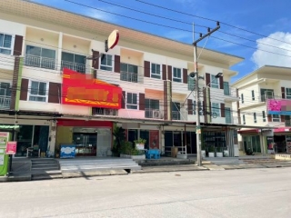 N0602650, ขายอาคารพาณิชย์ 3 ชั้น ตลาดโกส้อง พระพรหม เนื้อที่ 22.40 ตร.ว ทำเลค้าขาย ติดถนนหลัก เหมาะกอบกิจการ ค้าขาย โฮมออฟฟิศ