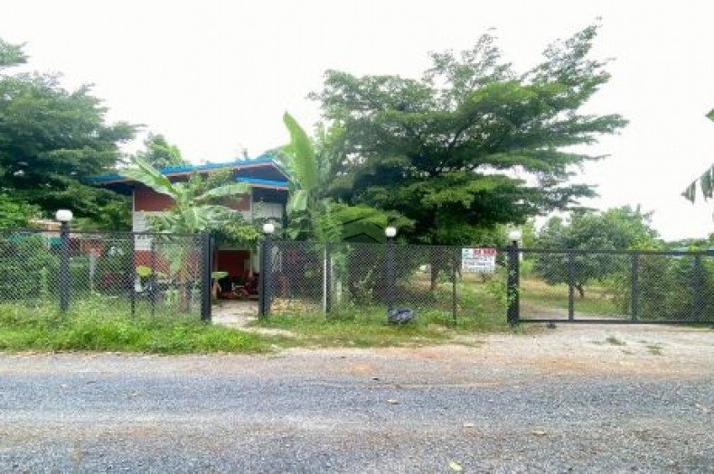 ขายที่ดิน 2 ไร่ พร้อมบ้าน 3 หลัง ใกล้เมืองอู่ทอง สุพรรณบุรี ทำเลดี เหมาะลงทุนหรือพักอาศัย
