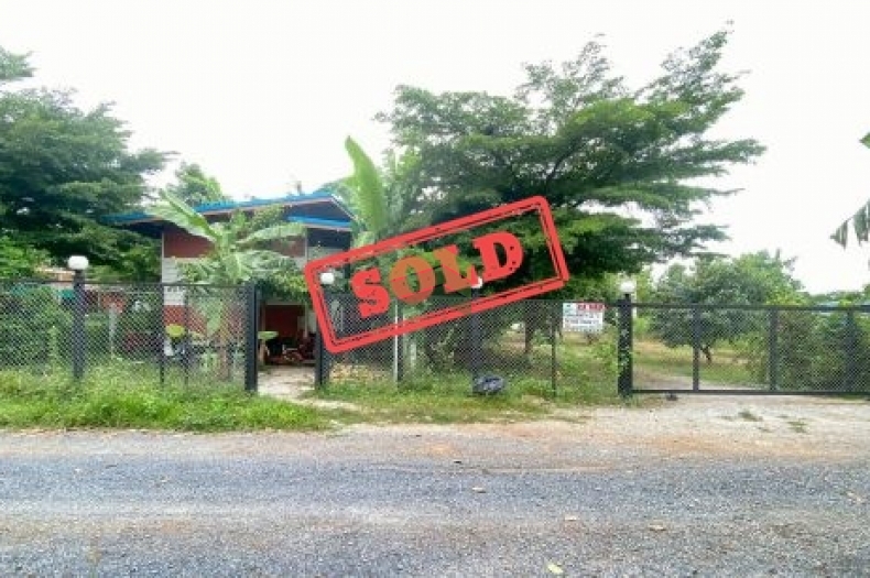 ขายที่ดิน 2 ไร่ พร้อมบ้าน 3 หลัง ใกล้เมืองอู่ทอง สุพรรณบุรี ทำเลดี เหมาะลงทุนหรือพักอาศัย