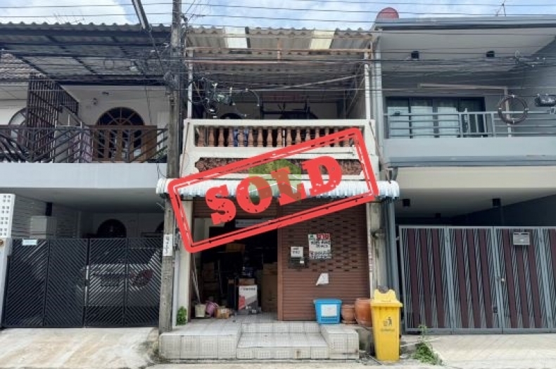 รีบคว้า หมู่บ้านเสนาวิลล่า 84 ทาวน์เฮ้าส์ 2 ชั้น เนื้อที่ 18 ตร.ว บ้านทำเลดี ใกล้เดอะมอลล์บางกะปิ ราคาสุดคุ้ม