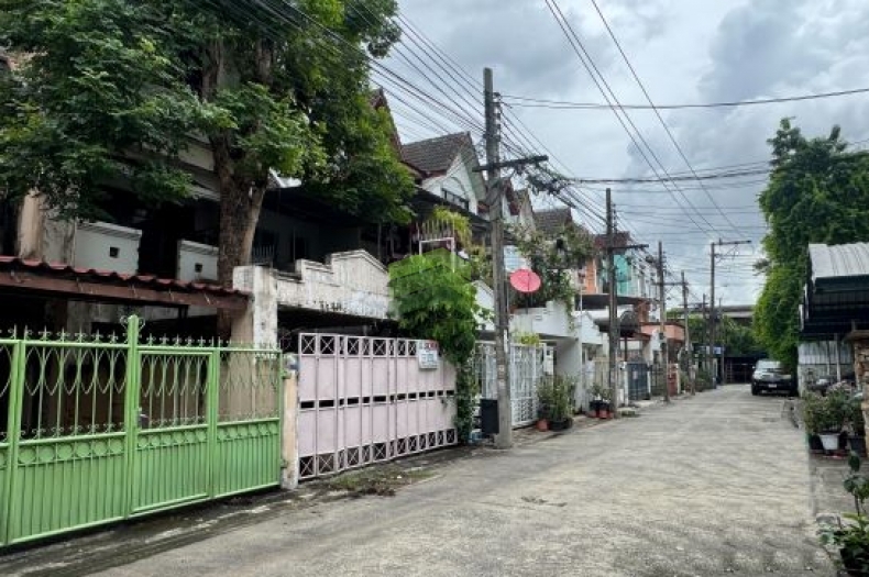 ขายทาวน์โฮม 3 ชั้น ลาดพร้าว 64 เนื้อที่ 24 ตร.ว บิ้วอินท์สวย ทำเลใจกลางลาดพร้าว ใกล้ MRT & เลียบด่วน 