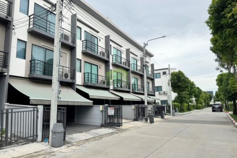 ขายทาวน์โฮม 3 ชั้น บ้านกลางเมือง รามอินทรา วัชรพล  เนื้อที่ 26.80 ตร.ว ต่อเติมครบ สวย พร้อมอยู่ ใกล้ทางด่วน