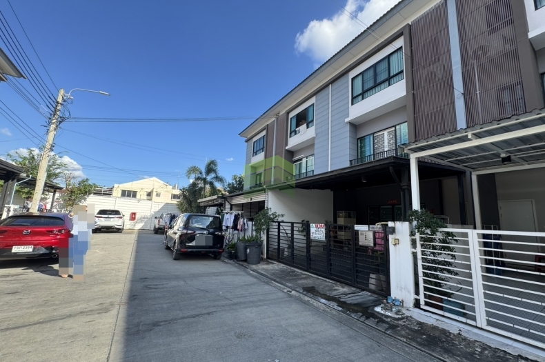 ขายด่วน ทาวน์โฮม เดอะ คอนเนค อัพ 3 ลาดพร้าว 126 The Connect UP 3 Ladprao 126 เนื้อที่ 19.90 ตร.ว แต่งสวย ใหม่ พร้อมอยู่ ทำเลดี ใกล้รถไฟฟ้า