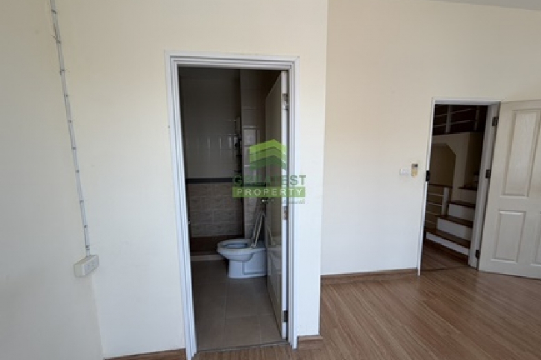 หมู่บ้าน โกลเด้นทาวน์ พระราม 2 