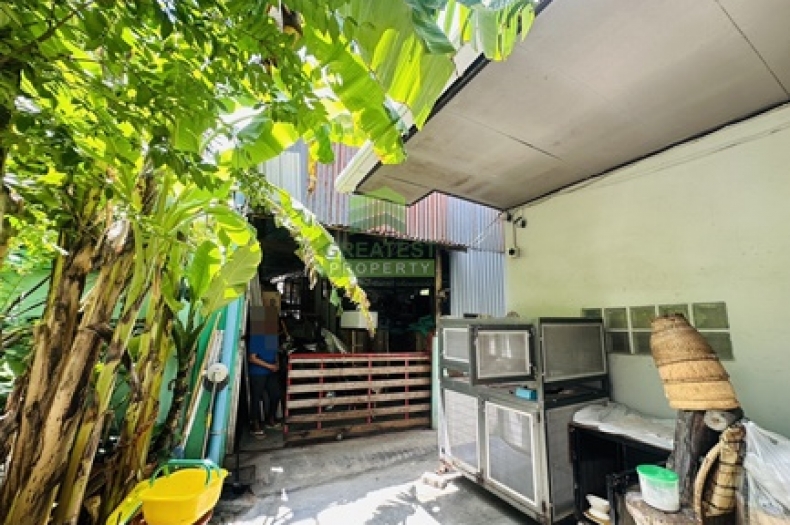 โกดังเลียบมอเตอร์เวย์ ลาดกระบัง 