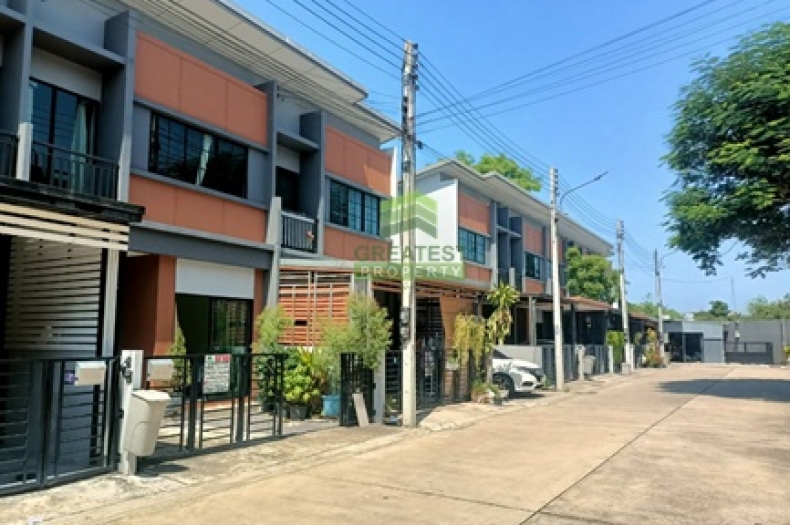 siriplace-navanakorn-house-front.jpg