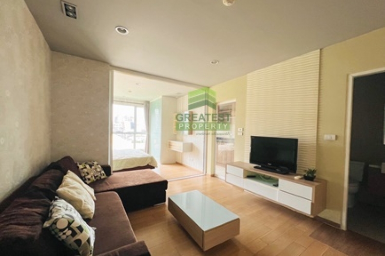 ห้องนั่งเล่น HIVE Sukhumvit 65 พร้อมเฟอร์นิเจอร์ 