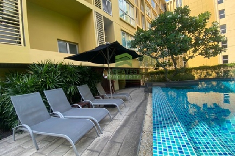 สระว่ายน้ำส่วนกลาง HIVE Sukhumvit 65 