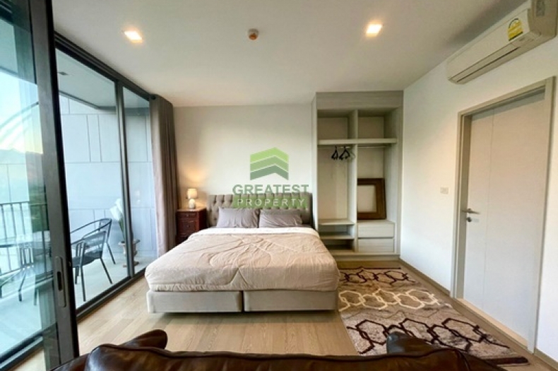 ห้องนอนคอนโดเดอะวัลลีย์ เขาใหญ่ พร้อมประตูกระจกสไลด์และพื้นลามิเนต