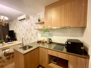 ห้องครัวบิวท์อินคอนโดบ้านแสนงาม ชะอำ พร้อมเคาน์เตอร์และอ่างซิงค์