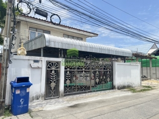 หน้าบ้าน ที่ดินพร้อมบ้านวัดด่านสำโรง 