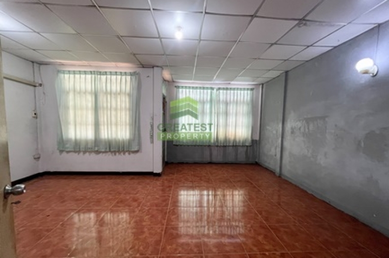 ห้องนอนภายในทาวน์เฮ้าส์ หมู่บ้านอยู่เจริญ คลอง 2