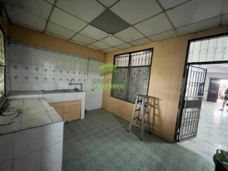 ห้องครัวพร้อมใช้งานภายในทาวน์เฮ้าส์ หมู่บ้านอยู่เจริญ

