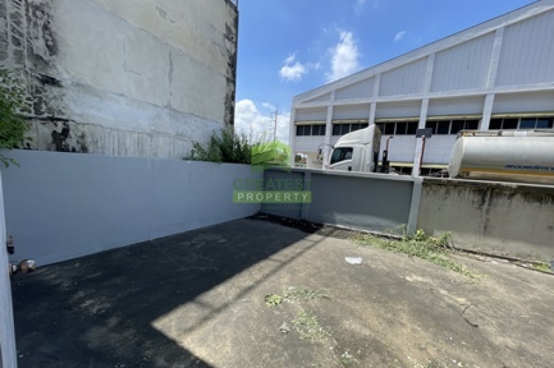 พื้นที่หลังบ้านอาคารพาณิชย์