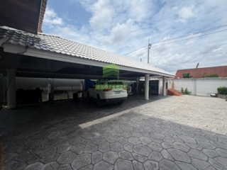 พื้นที่จอดรถ 4 คัน บ้านเดี่ยวบางบัวทอง