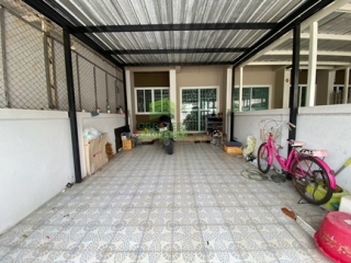 จอดรถทาวน์เฮ้าส์ หมู่บ้านทรัพย์มั่นคง 4 บางบ่อ