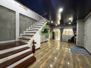 ห้องโถงนั่งเล่นทาวน์เฮ้าส์ 2 คูหา หมู่บ้านริมสวนธนานนท์